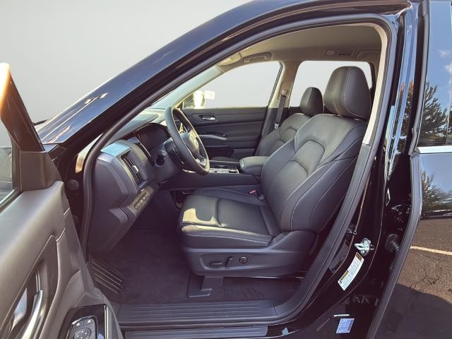 Nissan Pathfinder Vehicle Full-screen Gallery Image 10