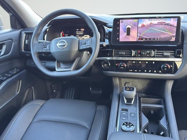 Nissan Pathfinder Vehicle Full-screen Gallery Image 11