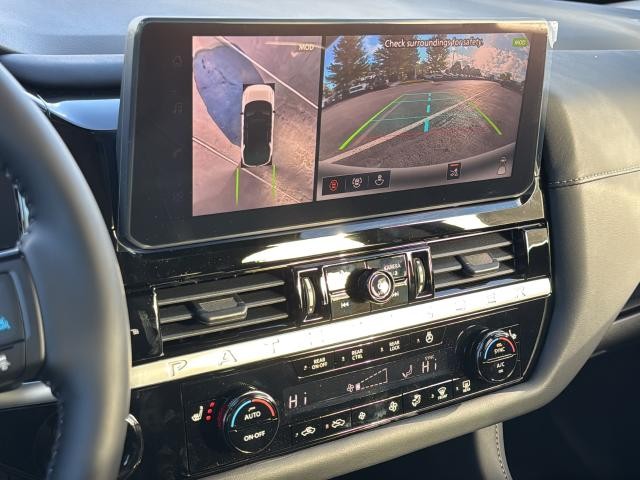 Nissan Pathfinder Vehicle Full-screen Gallery Image 14
