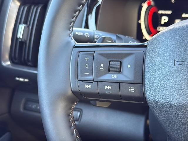 Nissan Pathfinder Vehicle Full-screen Gallery Image 15