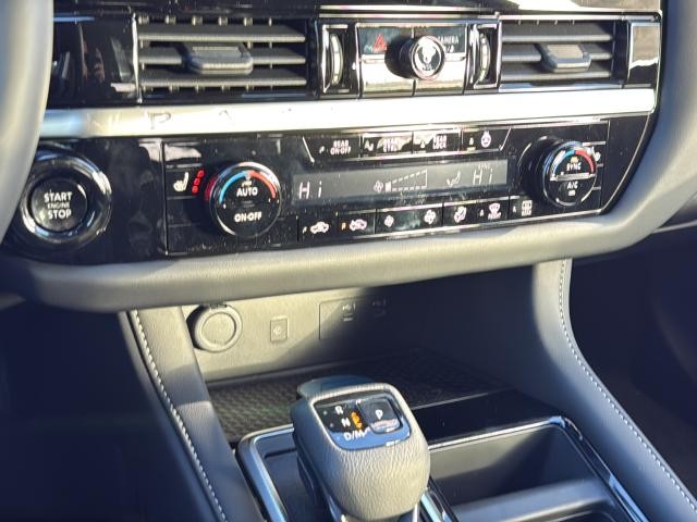 Nissan Pathfinder Vehicle Full-screen Gallery Image 20