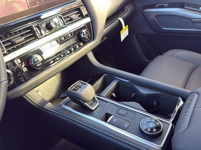 Nissan Pathfinder Vehicle Full-screen Gallery Image 21