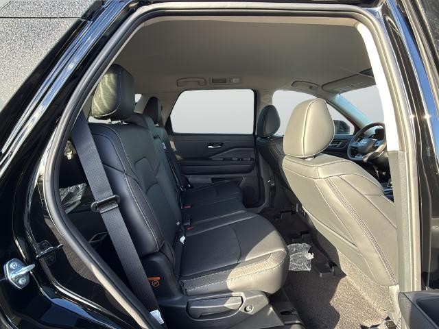 Nissan Pathfinder Vehicle Full-screen Gallery Image 24