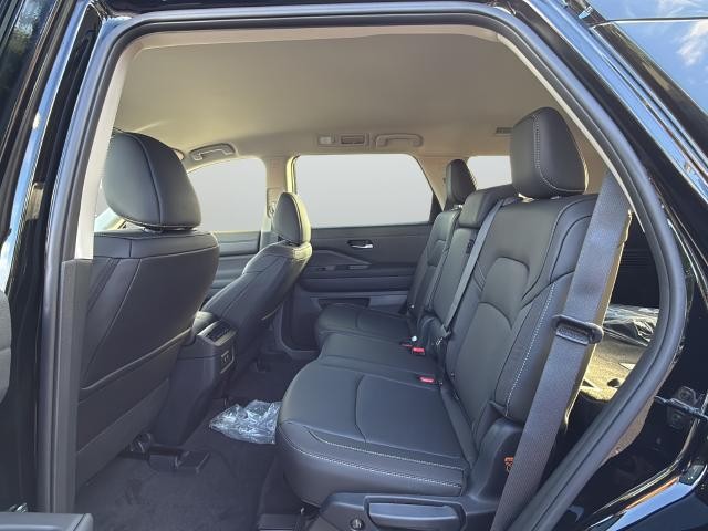 Nissan Pathfinder Vehicle Full-screen Gallery Image 26