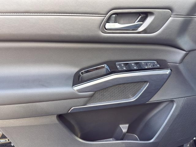 Nissan Pathfinder Vehicle Full-screen Gallery Image 29