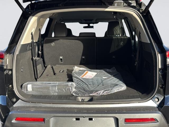Nissan Pathfinder Vehicle Full-screen Gallery Image 31