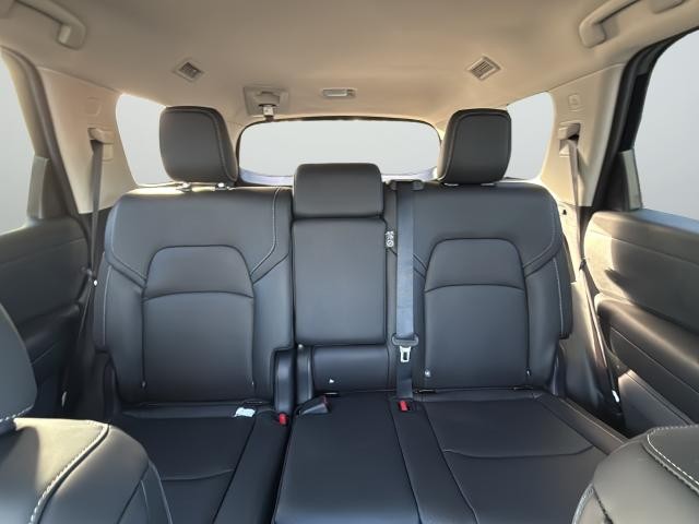 Nissan Pathfinder Vehicle Full-screen Gallery Image 33