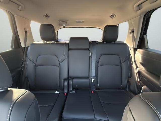 Nissan Pathfinder Vehicle Full-screen Gallery Image 39