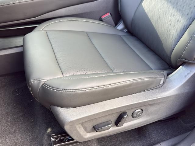 Nissan Murano Vehicle Full-screen Gallery Image 17