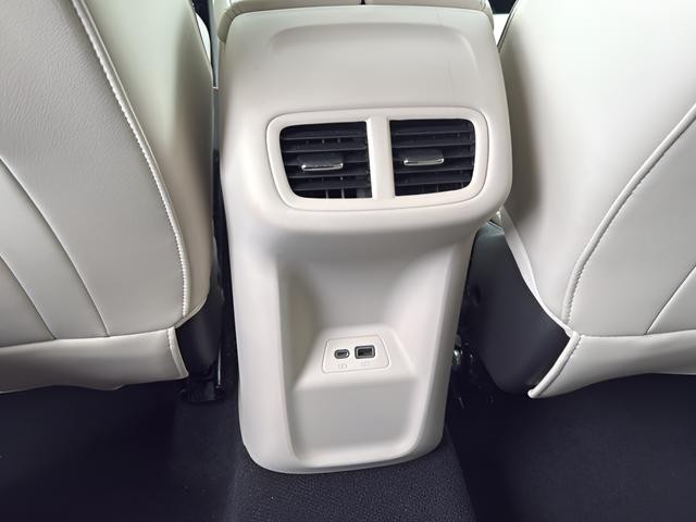 Buick Envision Vehicle Full-screen Gallery Image 17