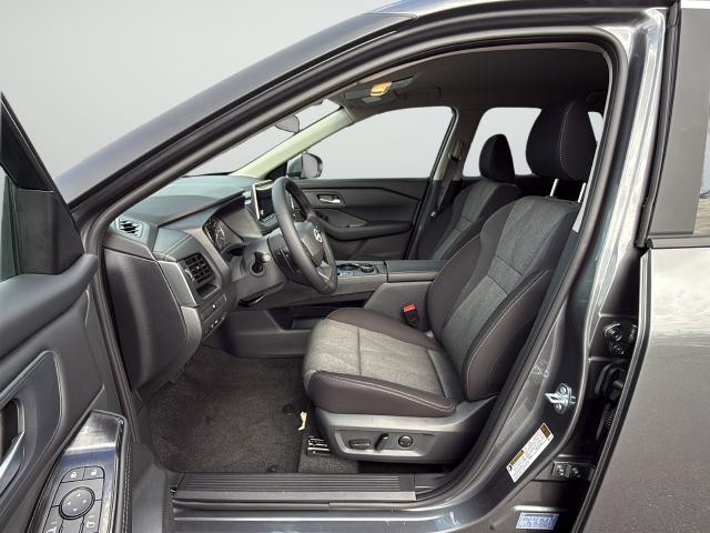 Nissan Rogue Vehicle Full-screen Gallery Image 10