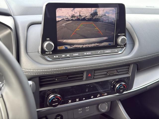 Nissan Rogue Vehicle Full-screen Gallery Image 15