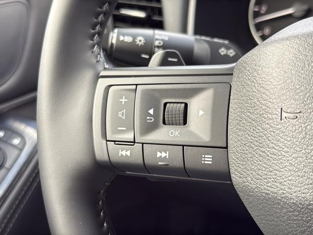 Nissan Rogue Vehicle Full-screen Gallery Image 16