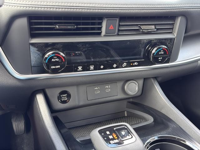 Nissan Rogue Vehicle Full-screen Gallery Image 21