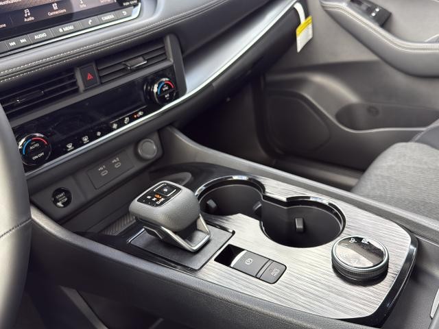 Nissan Rogue Vehicle Full-screen Gallery Image 22