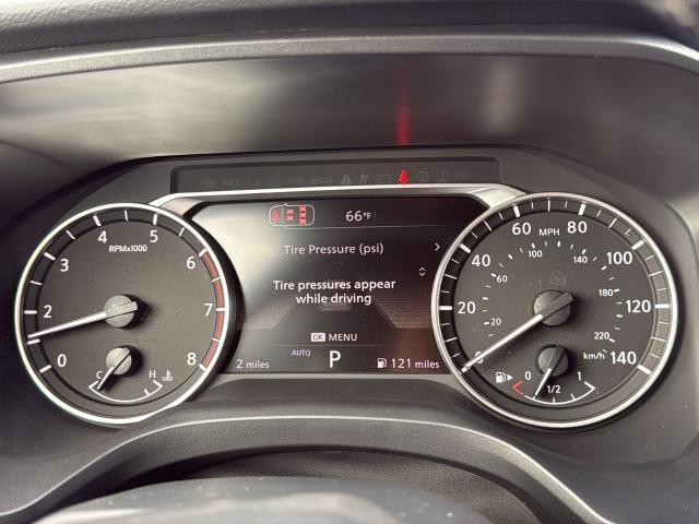 Nissan Rogue Vehicle Full-screen Gallery Image 23