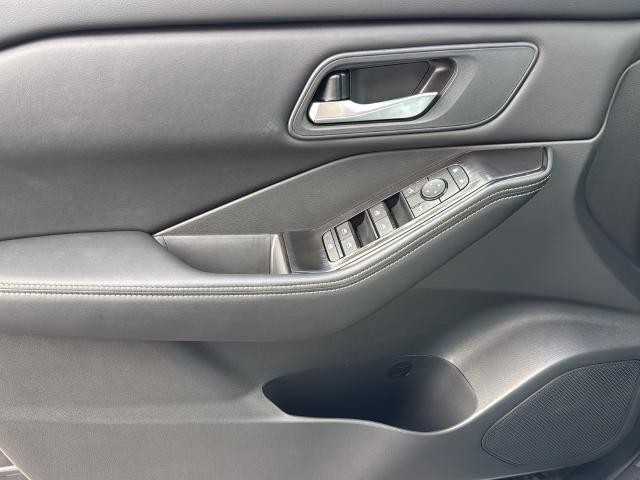 Nissan Rogue Vehicle Full-screen Gallery Image 24