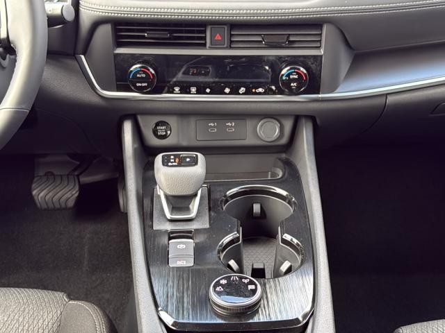 Nissan Rogue Vehicle Full-screen Gallery Image 29