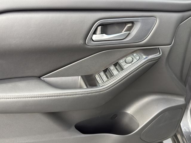 Nissan Rogue Vehicle Full-screen Gallery Image 30