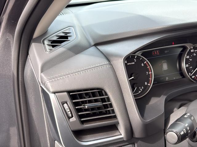 Nissan Rogue Vehicle Full-screen Gallery Image 31