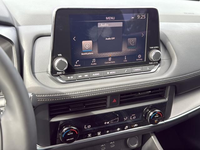 Nissan Rogue Vehicle Full-screen Gallery Image 14