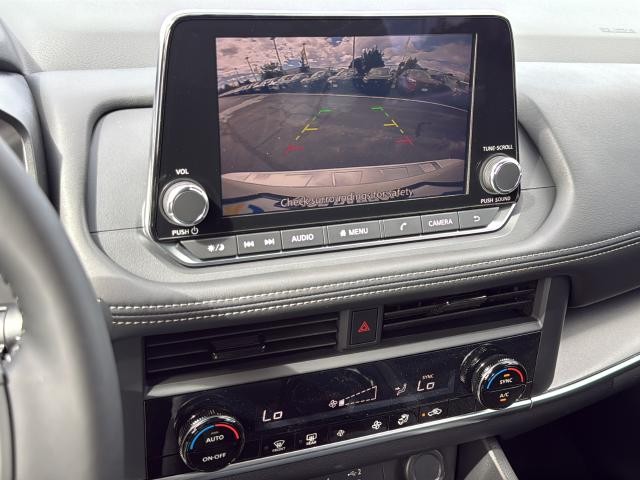 Nissan Rogue Vehicle Full-screen Gallery Image 15