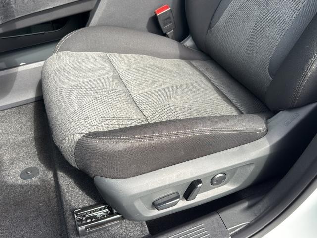 Nissan Rogue Vehicle Full-screen Gallery Image 18