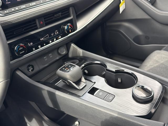 Nissan Rogue Vehicle Full-screen Gallery Image 22