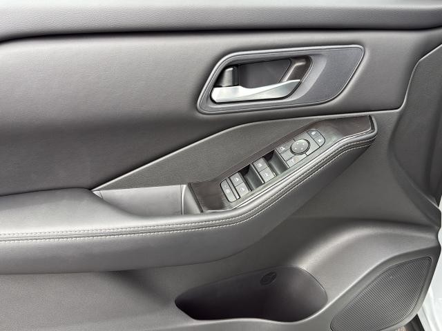 Nissan Rogue Vehicle Full-screen Gallery Image 24
