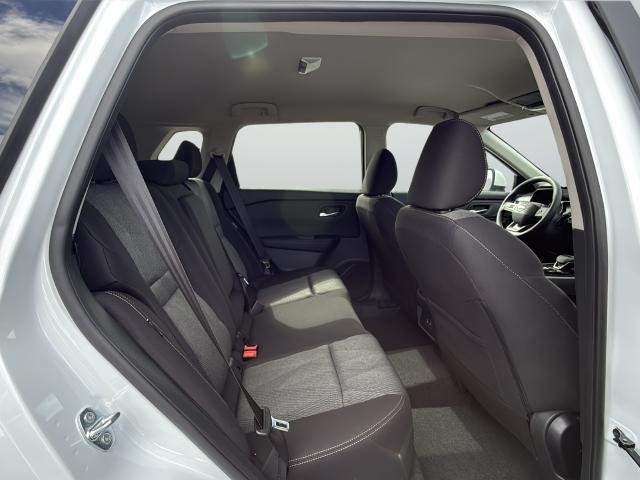 Nissan Rogue Vehicle Full-screen Gallery Image 25