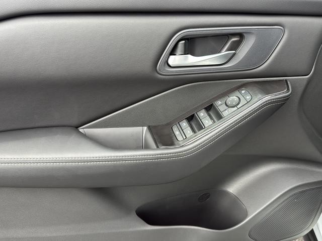 Nissan Rogue Vehicle Full-screen Gallery Image 30