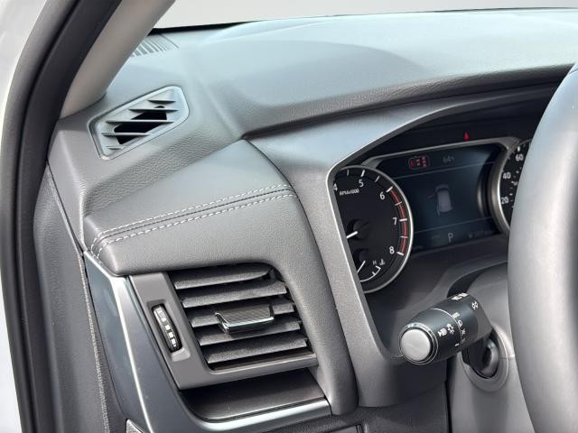 Nissan Rogue Vehicle Full-screen Gallery Image 31
