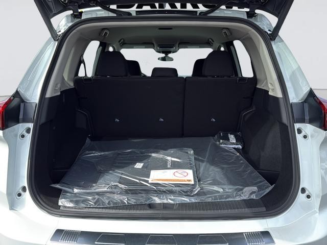 Nissan Rogue Vehicle Full-screen Gallery Image 32