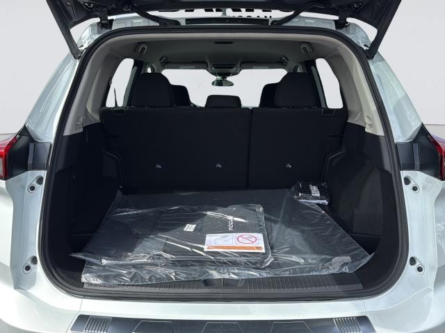 Nissan Rogue Vehicle Full-screen Gallery Image 35