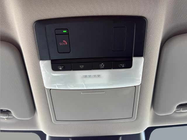 Nissan Rogue Vehicle Full-screen Gallery Image 36