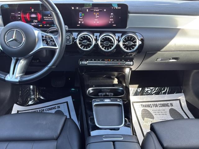 Mercedes-Benz CLA Vehicle Full-screen Gallery Image 20
