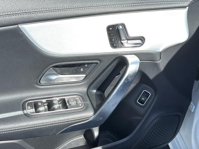 Mercedes-Benz CLA Vehicle Full-screen Gallery Image 23