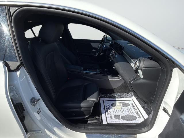 Mercedes-Benz CLA Vehicle Full-screen Gallery Image 25