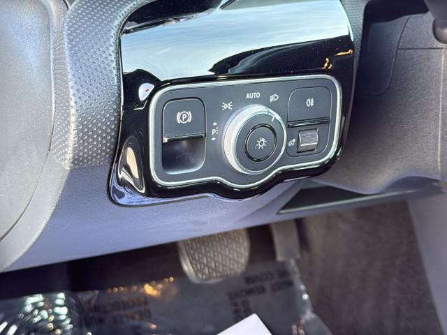 Mercedes-Benz CLA Vehicle Full-screen Gallery Image 27