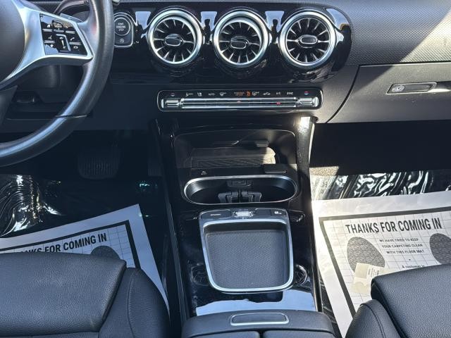 Mercedes-Benz CLA Vehicle Full-screen Gallery Image 28