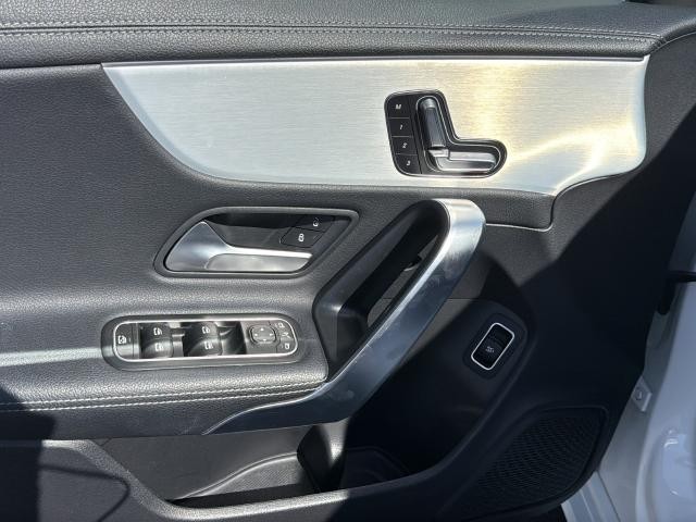 Mercedes-Benz CLA Vehicle Full-screen Gallery Image 29