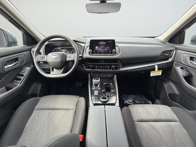 Nissan Rogue Vehicle Full-screen Gallery Image 9