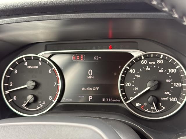 Nissan Rogue Vehicle Full-screen Gallery Image 12