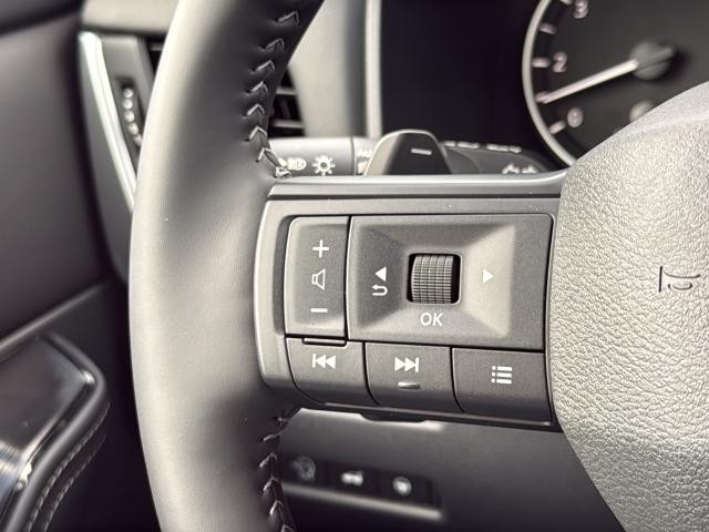 Nissan Rogue Vehicle Full-screen Gallery Image 16