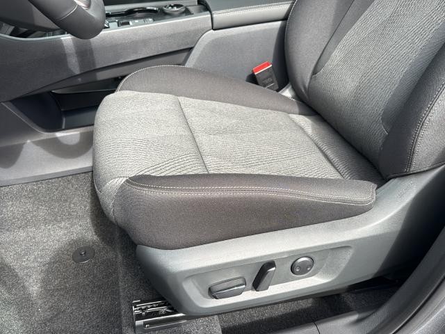 Nissan Rogue Vehicle Full-screen Gallery Image 18