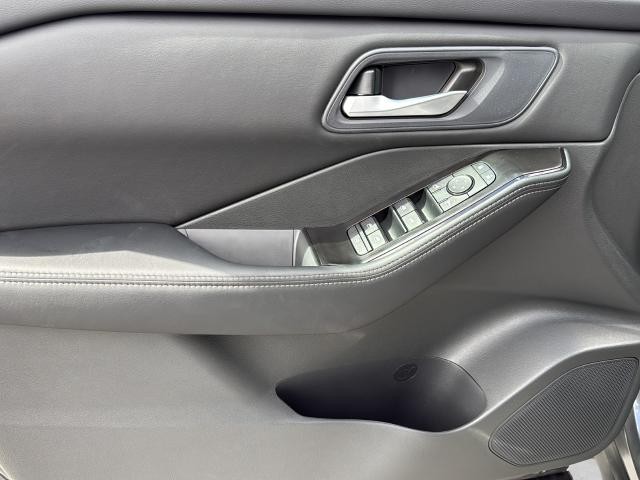 Nissan Rogue Vehicle Full-screen Gallery Image 24
