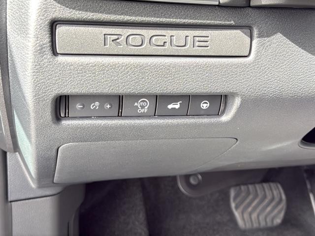Nissan Rogue Vehicle Full-screen Gallery Image 28
