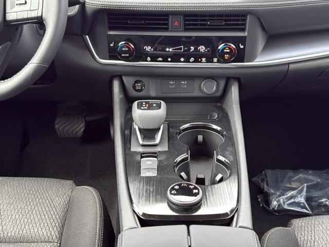 Nissan Rogue Vehicle Full-screen Gallery Image 29