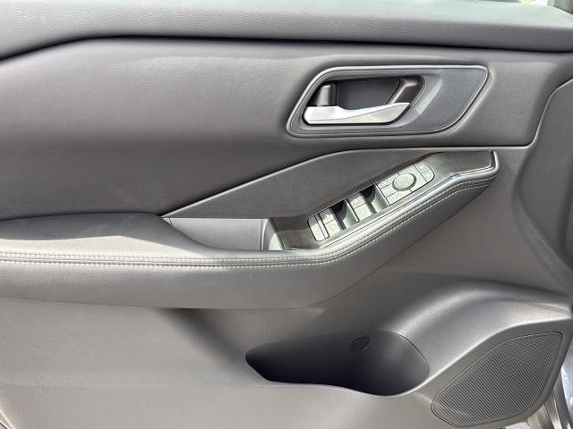Nissan Rogue Vehicle Full-screen Gallery Image 30