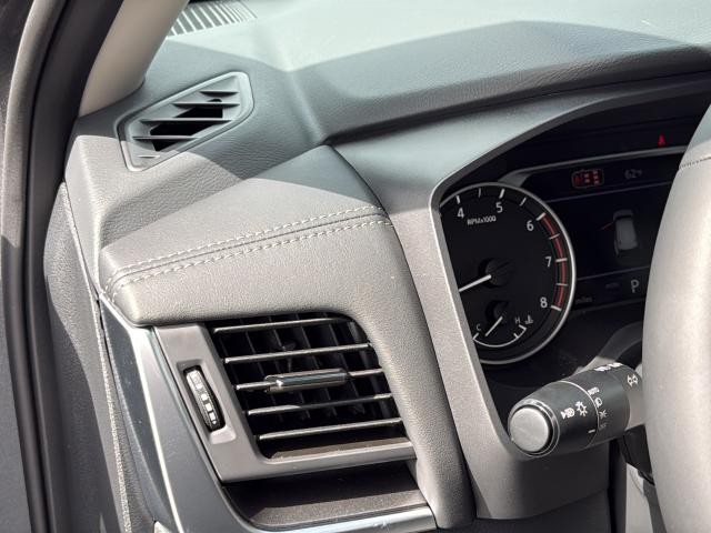 Nissan Rogue Vehicle Full-screen Gallery Image 31